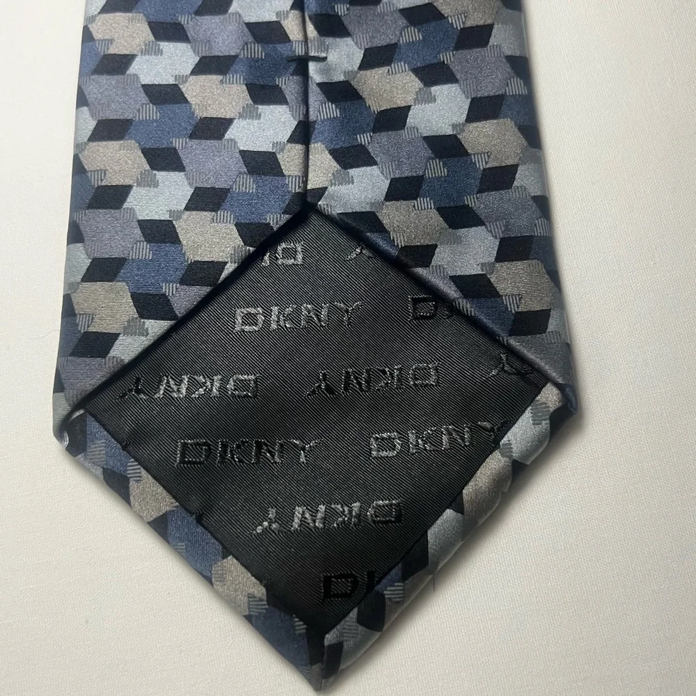 DKNY 100% Silk Men’s Designer Tie Gray Blue Geometric‎ Business Casual Necktie